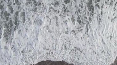 Bu stok görüntüler 8K çözünürlükte deniz kıyısının havadan görüntüsünü gösteriyor.