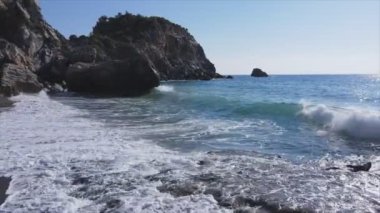 Bu stok görüntüler 8K çözünürlükte deniz kıyısının havadan görüntüsünü gösteriyor.