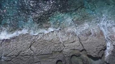 Bu stok görüntüler 8K çözünürlükte deniz kıyısının havadan görüntüsünü gösteriyor.