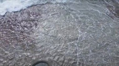 Bu stok görüntüler 8K çözünürlükte deniz kıyısının havadan görüntüsünü gösteriyor.