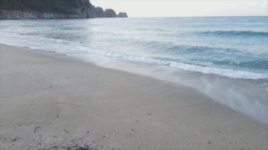 Bu stok görüntüler 8K çözünürlükte deniz kıyısının havadan görüntüsünü gösteriyor.