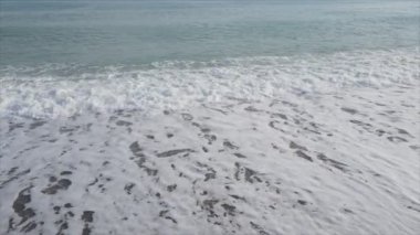 Bu stok görüntüler 8K çözünürlükte deniz kıyısının havadan görüntüsünü gösteriyor.