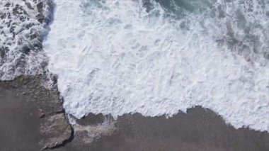 Bu stok görüntüler 8K çözünürlükte deniz kıyısının havadan görüntüsünü gösteriyor.
