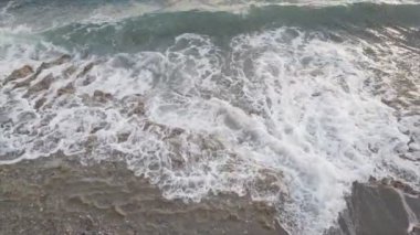 Bu stok görüntüler 8K çözünürlükte deniz kıyısının havadan görüntüsünü gösteriyor.