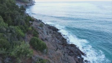 Bu stok görüntüler 8K çözünürlükte deniz kıyısının havadan görüntüsünü gösteriyor.