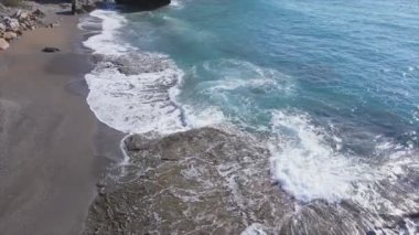 Bu stok görüntüler 8K çözünürlükte deniz kıyısının havadan görüntüsünü gösteriyor.