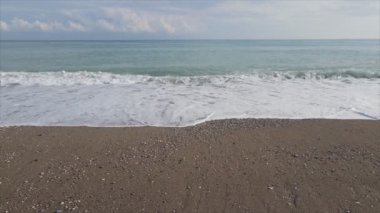 Bu stok görüntüler 8K çözünürlükte deniz kıyısının havadan görüntüsünü gösteriyor.