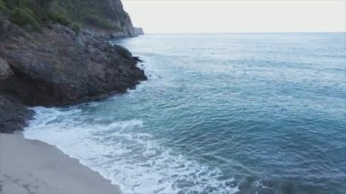 Bu stok görüntüler 8K çözünürlükte deniz kıyısının havadan görüntüsünü gösteriyor.