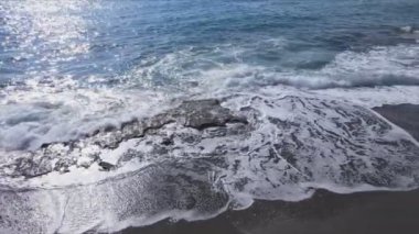 Bu stok görüntüler 8K çözünürlükte deniz kıyısının havadan görüntüsünü gösteriyor.