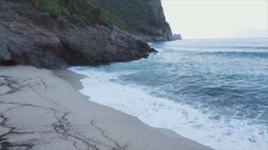 Bu stok görüntüler 8K çözünürlükte deniz kıyısının havadan görüntüsünü gösteriyor.