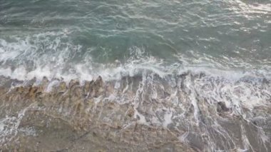 Bu stok görüntüler 8K çözünürlükte deniz kıyısının havadan görüntüsünü gösteriyor.