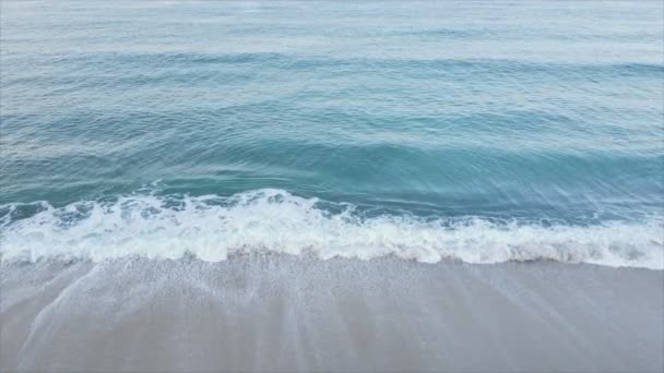 このストック映像は8K解像度で海岸近くの海の空中ビューを示しています — ストック動画