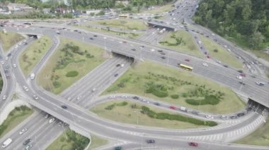Bu stok görüntüler Ukrayna, Kyiv 'de 8K çözünürlüklü bir yol kavşağını gösteriyor.