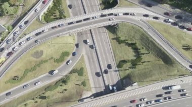 Bu stok görüntüler Ukrayna, Kyiv 'de 8K çözünürlüklü bir yol kavşağını gösteriyor.