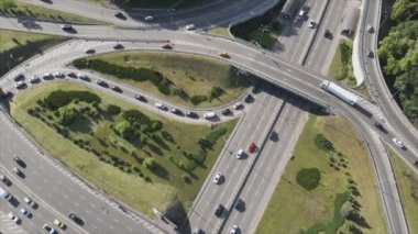 Bu stok görüntüler Ukrayna, Kyiv 'de 8K çözünürlüklü bir yol kavşağını gösteriyor.