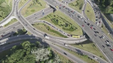 Bu stok görüntüler Ukrayna, Kyiv 'de 8K çözünürlüklü bir yol kavşağını gösteriyor.