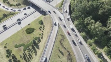 Bu stok görüntüler Ukrayna, Kyiv 'de 8K çözünürlüklü bir yol kavşağını gösteriyor.