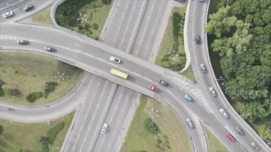 Bu stok görüntüler Ukrayna, Kyiv 'de 8K çözünürlüklü bir yol kavşağını gösteriyor.