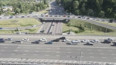 Bu stok görüntüler Ukrayna, Kyiv 'de 8K çözünürlüklü bir yol kavşağını gösteriyor.