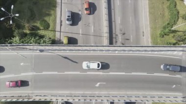 Bu stok görüntüler Ukrayna, Kyiv 'de 8K çözünürlüklü bir yol kavşağını gösteriyor.