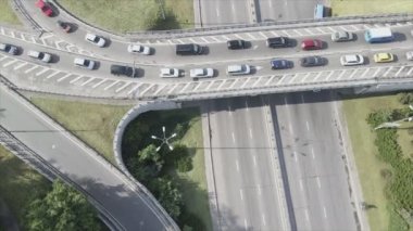 Bu stok görüntüler Ukrayna, Kyiv 'de 8K çözünürlüklü bir yol kavşağını gösteriyor.