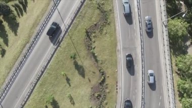 Bu stok görüntüler Ukrayna, Kyiv 'de 8K çözünürlüklü bir yol kavşağını gösteriyor.