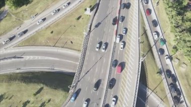 Bu stok görüntüler Ukrayna, Kyiv 'de 8K çözünürlüklü bir yol kavşağını gösteriyor.