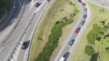 Bu stok görüntüler Ukrayna, Kyiv 'de 8K çözünürlüklü bir yol kavşağını gösteriyor.
