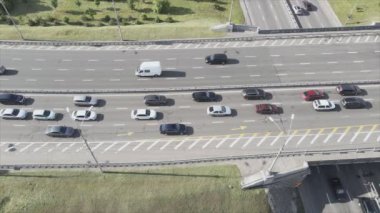 Bu stok görüntüler Ukrayna, Kyiv 'de 8K çözünürlüklü bir yol kavşağını gösteriyor.