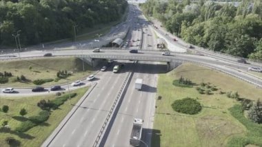 Bu stok görüntüler Ukrayna, Kyiv 'de 8K çözünürlüklü bir yol kavşağını gösteriyor.