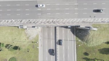 Bu stok görüntüler Ukrayna, Kyiv 'de 8K çözünürlüklü bir yol kavşağını gösteriyor.