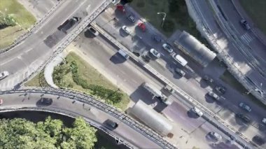 Bu stok görüntüler Ukrayna, Kyiv 'de 8K çözünürlüklü bir yol kavşağını gösteriyor.