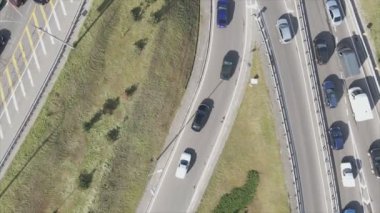 Bu stok görüntüler Ukrayna, Kyiv 'de 8K çözünürlüklü bir yol kavşağını gösteriyor.
