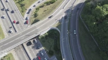Bu stok görüntüler Ukrayna, Kyiv 'de 8K çözünürlüklü bir yol kavşağını gösteriyor.