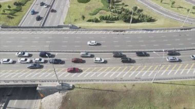 Bu stok görüntüler Ukrayna, Kyiv 'de 8K çözünürlüklü bir yol kavşağını gösteriyor.