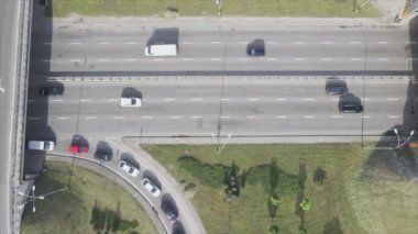 Bu stok görüntüler Ukrayna, Kyiv 'de 8K çözünürlüklü bir yol kavşağını gösteriyor.