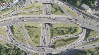 Bu stok görüntüler Ukrayna, Kyiv 'de 8K çözünürlüklü bir yol kavşağını gösteriyor.