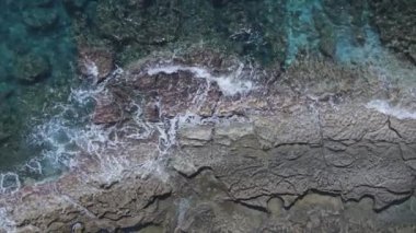 Bu stok görüntüler 8K çözünürlükte deniz kıyısının havadan görüntüsünü gösteriyor.