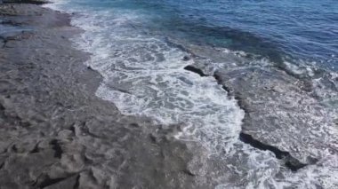 Bu stok görüntüler 8K çözünürlükte deniz kıyısının havadan görüntüsünü gösteriyor.