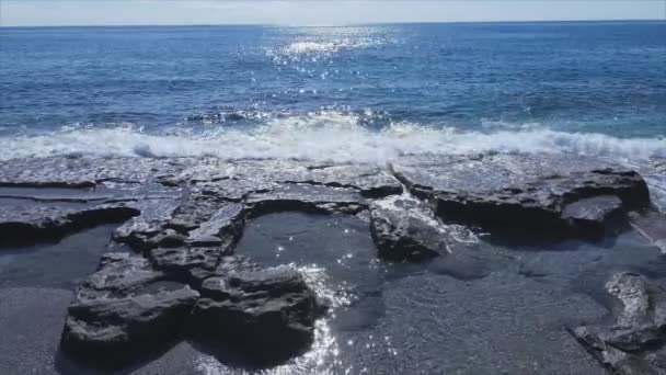 Αυτό Φιλμ Δείχνει Εναέρια Θέα Της Θάλασσας Κοντά Στην Ακτή — Αρχείο Βίντεο