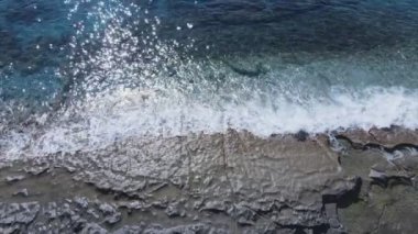 Bu stok görüntüler 8K çözünürlükte deniz kıyısının havadan görüntüsünü gösteriyor.