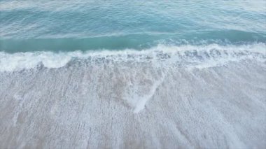 Bu stok görüntüler 8K çözünürlükte deniz kıyısının havadan görüntüsünü gösteriyor.