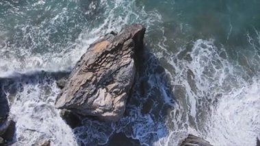 Bu stok görüntüler 8K çözünürlükte deniz kıyısının havadan görüntüsünü gösteriyor.