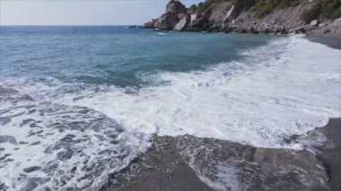 Bu stok görüntüler 8K çözünürlükte deniz kıyısının havadan görüntüsünü gösteriyor.