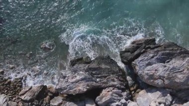 Bu stok görüntüler 8K çözünürlükte deniz kıyısının havadan görüntüsünü gösteriyor.