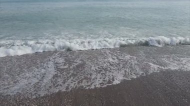 Bu stok görüntüler 8K çözünürlükte deniz kıyısının havadan görüntüsünü gösteriyor.