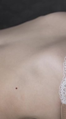 Bu borsa videosu erotik seksi iç çamaşırlı bir kızı gösteriyor.