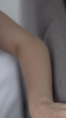 Bu borsa videosu erotik seksi iç çamaşırlı bir kızı gösteriyor.