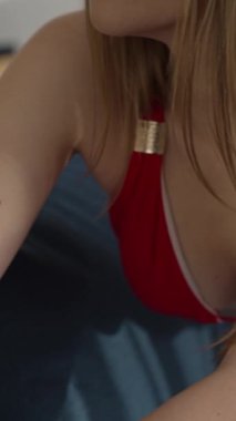 Bu borsa videosu erotik seksi iç çamaşırlı bir kızı gösteriyor.