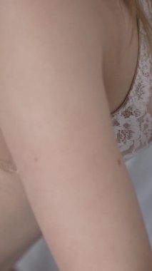 Bu borsa videosu erotik seksi iç çamaşırlı bir kızı gösteriyor.